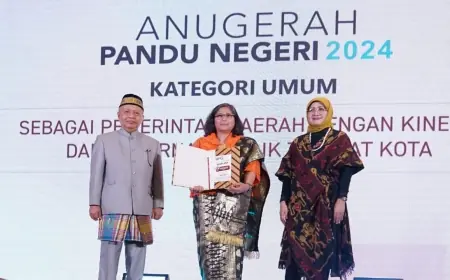 Pj Wali Kota Kediri Terima Penghargaan Anugerah Pandu Negeri 2024