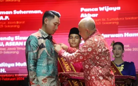 Bupati Lindra Menerima Tanda Penghargaan dari Menteri Koperasi  dan UMK RI