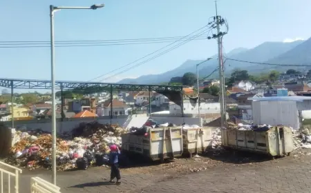 Pasar Among Tani 'Membusuk' Karena Sampah Menumpuk