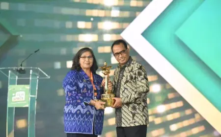 Pj Wali Kota Kediri Terima Penghargaan Wahana Tata Nugraha