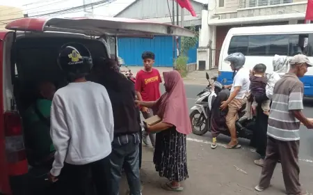 Kader PDI Perjuangan Kota Probolinggo Bagikan Nasbung di Depan Posko 'Setiamu'