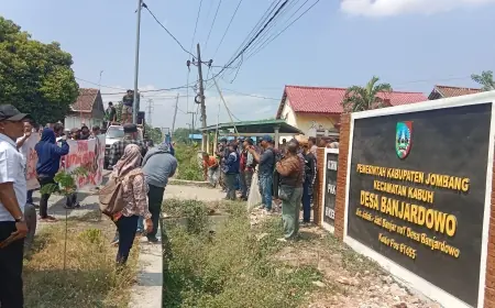 Massa Demo Kantor Desa Di Jombang Minta Kades Turun Jabatan