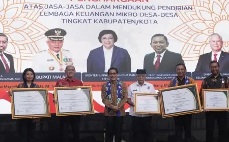 Menteri PDTT RI Abdul Halim Iskandar Beri Penghargaan Kepada Bupati Malang