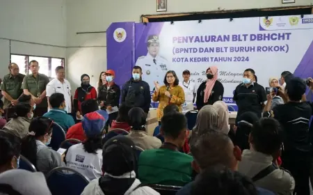 Serahkan BLT Buruh Rokok, Pj Wali Kota Kediri : Belanjakan Dengan Bijak dan Jangan Konsumtif