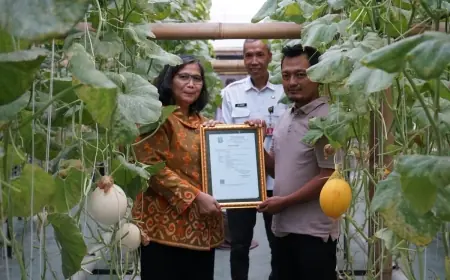 Pj Wali Kota Kediri Serahkan Sertifikat Prima 3 dan Izin Edar PSAT-PDUK, Dorong Masyarakat Manfaatkan Lahan Untuk Produksi Pangan