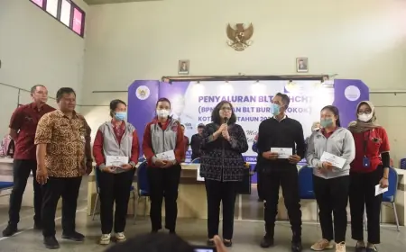 Pj Wali Kota Kediri Kembali Serahkan BLT dan Pastikan Penyaluran BLT Hari Kedua Lancar