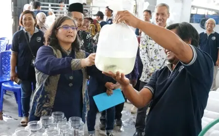 Pj Wali Kota Kediri Serahkan Bantuan Hibah 13 Unit Bak Kolam Fiber Ke Pokdakan Mutiara Mandiri Abadi