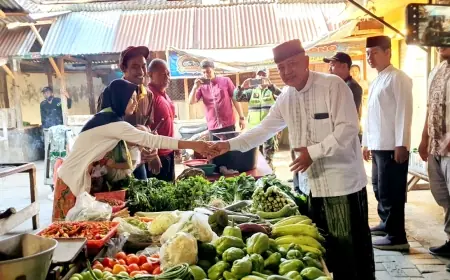 Pantau Harga Pasar di Sumberpucung Bupati Malang Sebar Kartu BPJS Ketenagakerjaan