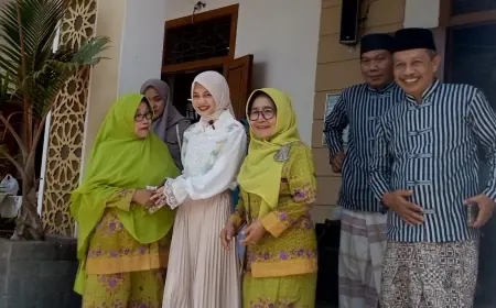 Hadiri Pelantikan Pengurus Ranting Muslimat NU, Vinanda Jadi Sasaran Berswafoto