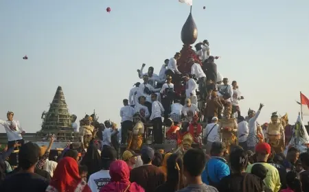 Desa Di Jombang Bikin Gunungan Jambu Raksasa, Berharap Jadi Destinasi Wisata Baru