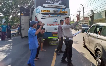Bus Sugeng Rahayu Tujuan Yogyakarta Seruduk Pembatas Jalan di Jombang