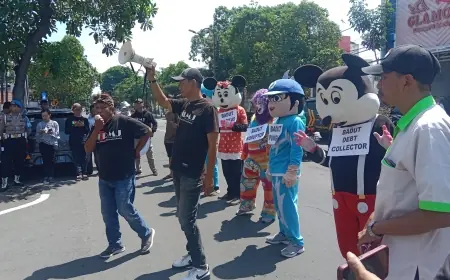 Unjuk Rasa FRMJ Berbusana Badut Sindir Kejari Jombang Tagih Kasus Korupsi