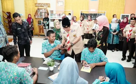 Pak YES  Sumbang Ratusan Buku ke Perpusda Lamongan