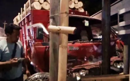 Diduga Muatan Berlebih Dan Rem Blong, Truk Angkut Kayu Gilas Motor Serta Warung 