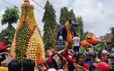 Ancak Jumbo Warnai Semarak Sedekah Bumi RW 04 Sambikerep