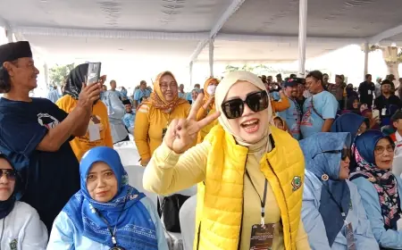 Dua Pendukung Pasangan Calon Bupati Ramaikan Acara Pengambilan Nomor Urut Di KPU Jombang