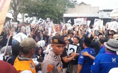 Pendukung Paslon Sempat Histeris Meneriakkan Yel-Yel di Depan KPU Nganjuk