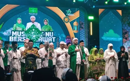 Mengharap Barokah, Ribuan Ibu-Ibu Muslimat NU Sholawat Bersama Habib Syech Di Jombang