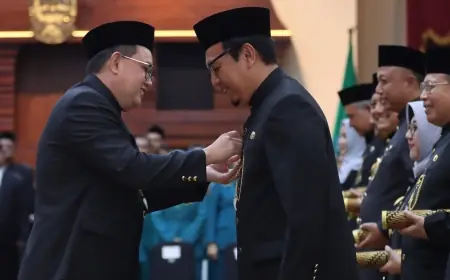Pj Gubernur Jatim Adhy Karyono Lantik 13 Pjs Bupati/Wali Kota: Pastikan Netralitas di Masa Transisi