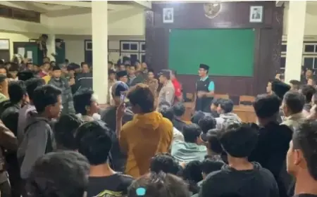 Warga Geruduk Kantor Desa Terkait Dugaan Pencabulan Pemilik Ponpes Cabuli Santriwati di Trenggalek