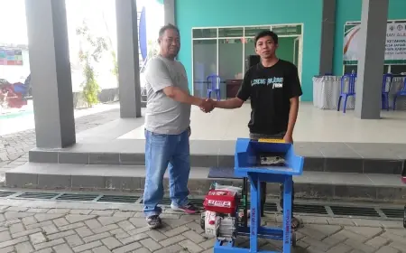 Kades Jatiarjo Berikan Bantuan 5 Mesin Chopper Untuk Peternak