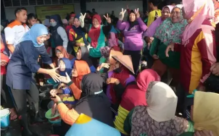 Cagub Jatim Petahana Khofifah Kampanye Di Lamongan Dengarkan Curhat Nelayan