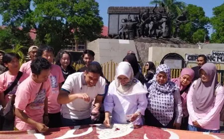 Pj Bupati Bondowoso Mencolet Batik Bareng Ratusan Pelajar