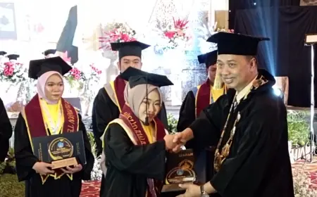 Rektor UNIPRA Kukuhkan Wisuda 354 Sarjana Lulusan Berkualitas