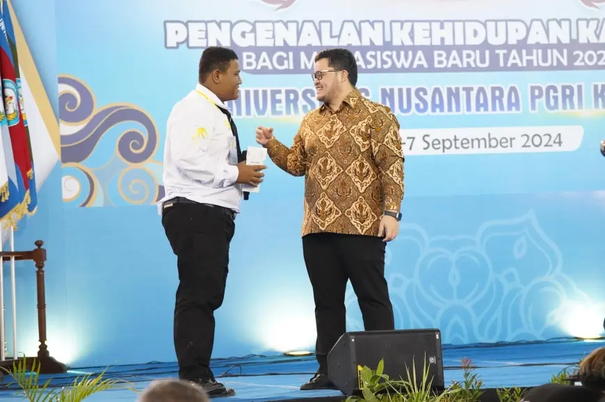 Interupsi Sambutan Bupati, Mahasiswa Ini Justru Dapat HP