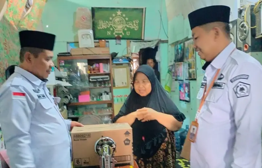 Janda Kurang Mampu Dapat Bantuan Mesin Jahit Dari Kemenag Bojonegoro