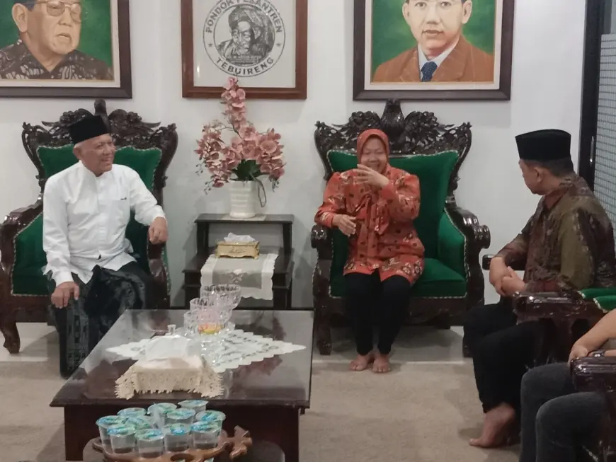 Mensos Risma Bertandang ke Tebuireng Jombang Berjumpa Gus Kikin