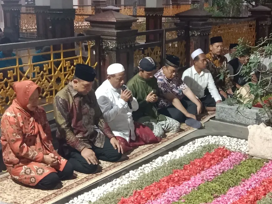 Makam Pendiri NU di Jombang Jadi Jujugan Ziarah Pasangan Risma - Gus Hans