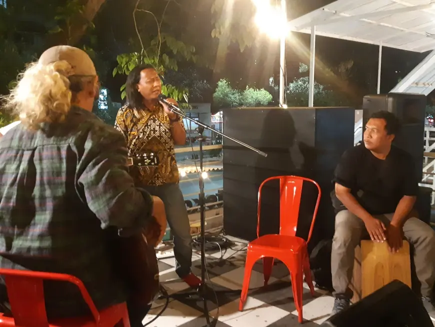 Para Penggemar Iwan Fals Bersatu di Fals Night, Malam Penuh Rindu Sang Musisi Legendaris