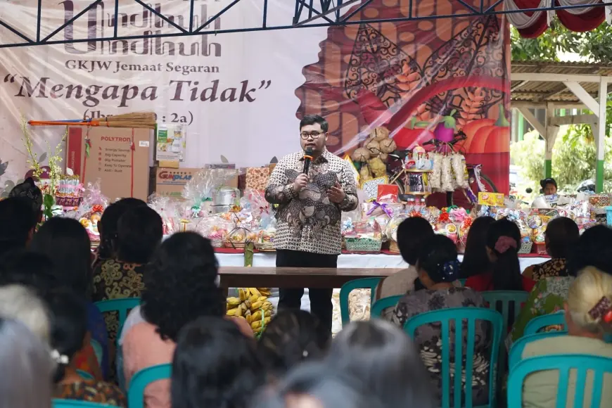 Mas Dhito Buka Lelang Hasil Bumi di Perayaan Undhuh -Undhuh GKJW Segaran