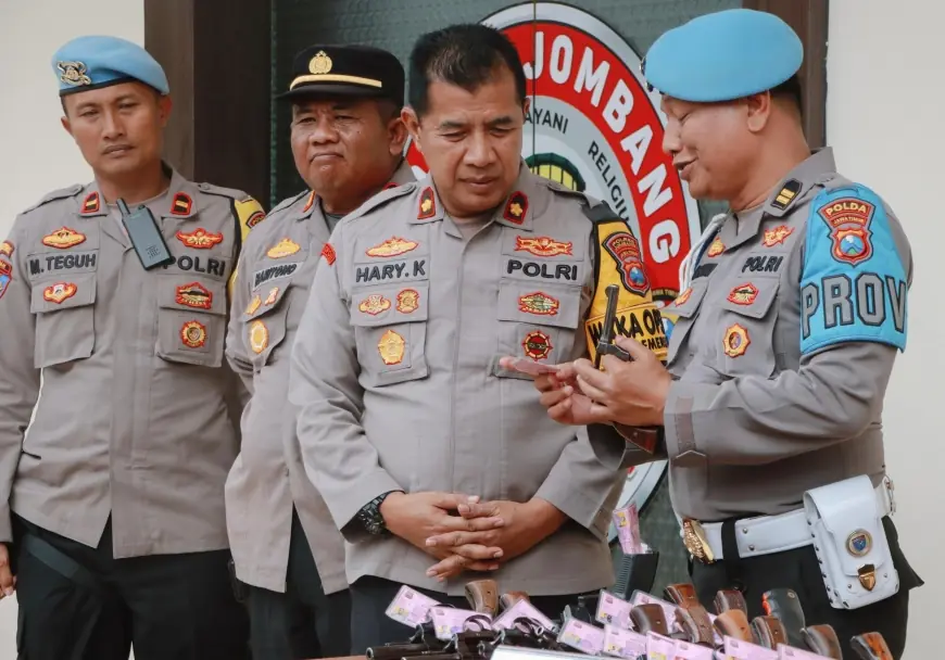 Propam Periksa Senpi dan Tes Urine Anggota Polres Jombang