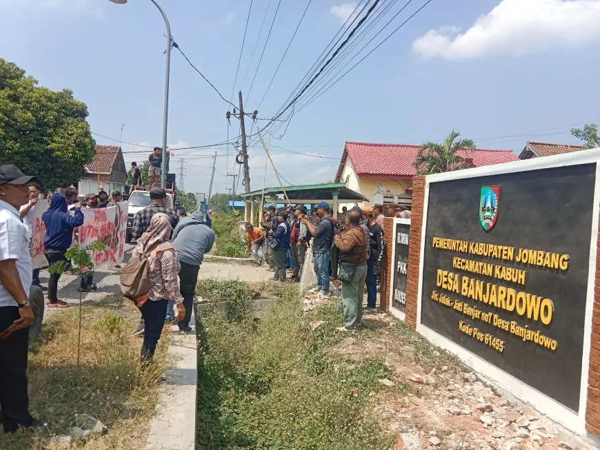 Massa Demo Kantor Desa Di Jombang Minta Kades Turun Jabatan