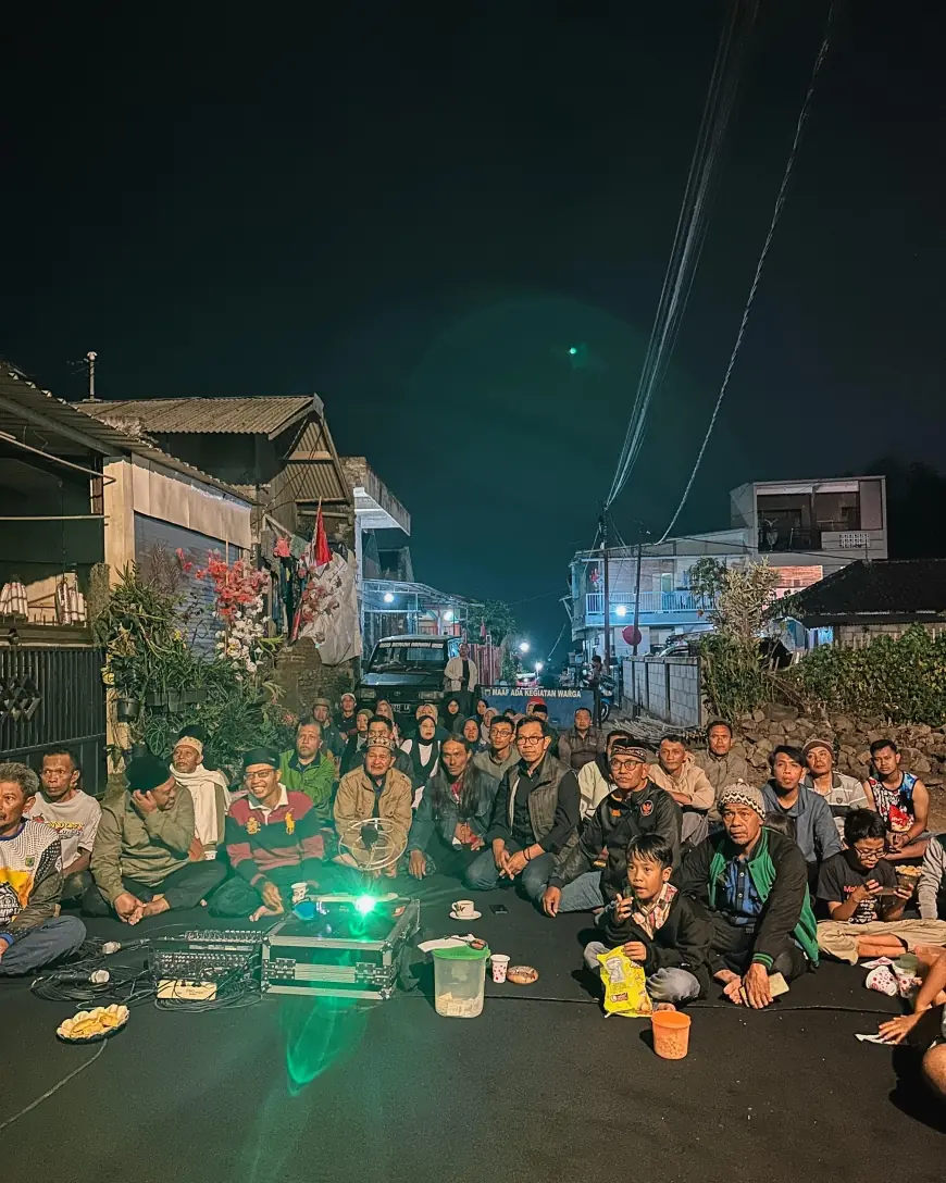 Nobar Timnas, Warga Pandanrejo Didampingi Cak Nur