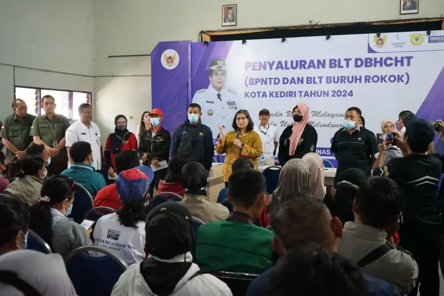 Serahkan BLT Buruh Rokok, Pj Wali Kota Kediri : Belanjakan Dengan Bijak dan Jangan Konsumtif