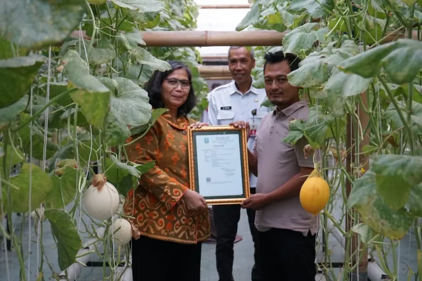 Pj Wali Kota Kediri Serahkan Sertifikat Prima 3 dan Izin Edar PSAT-PDUK, Dorong Masyarakat Manfaatkan Lahan Untuk Produksi Pangan