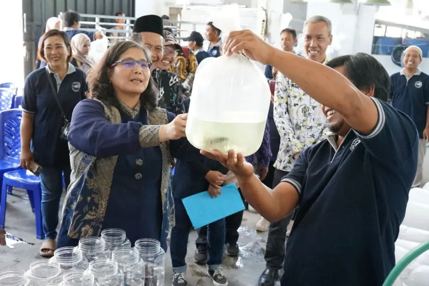 Pj Wali Kota Kediri Serahkan Bantuan Hibah 13 Unit Bak Kolam Fiber Ke Pokdakan Mutiara Mandiri Abadi