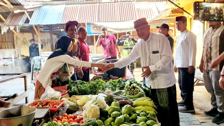 Pantau Harga Pasar di Sumberpucung Bupati Malang Sebar Kartu BPJS Ketenagakerjaan