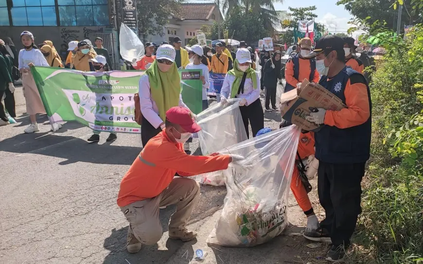 Carnaval Kencong Unik, Ratusan Tim Gabungan Pungut Sampah Sepanjang Jalan