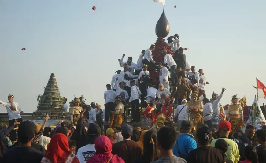 Desa Di Jombang Bikin Gunungan Jambu Raksasa, Berharap Jadi Destinasi Wisata Baru