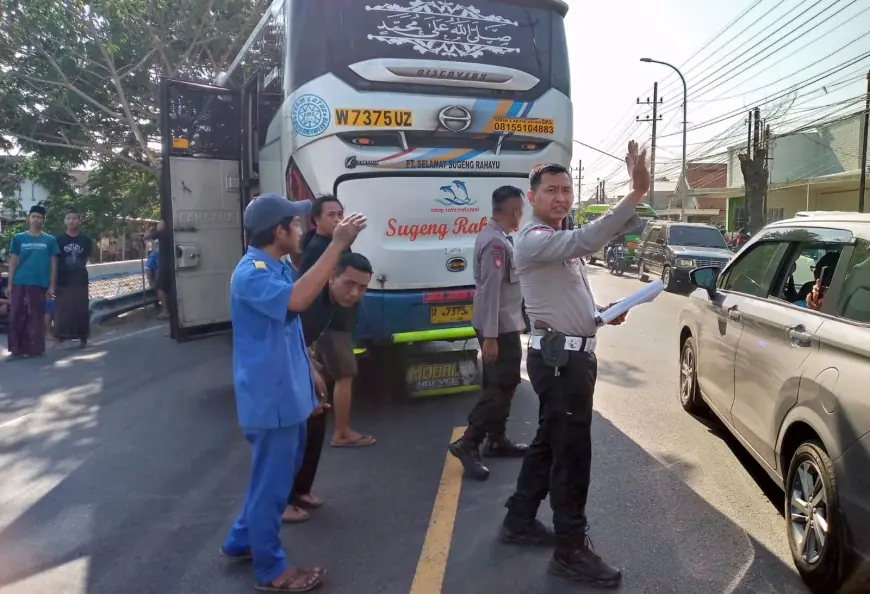 Bus Sugeng Rahayu Tujuan Yogyakarta Seruduk Pembatas Jalan di Jombang