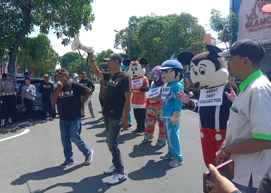 Unjuk Rasa FRMJ Berbusana Badut Sindir Kejari Jombang Tagih Kasus Korupsi