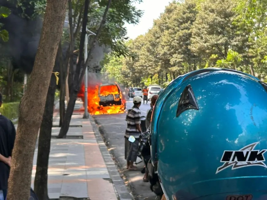 Kobaran Api Lahap Hanguskan Mobil Angkot, Diduga Percikan Api Tersulut Membran Tangki Bensin