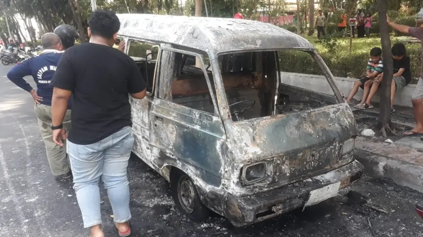 Kobaran Api Lahap Hanguskan Mobil Angkot, Diduga Percikan Api Tersulut Membran Tangki Bensin