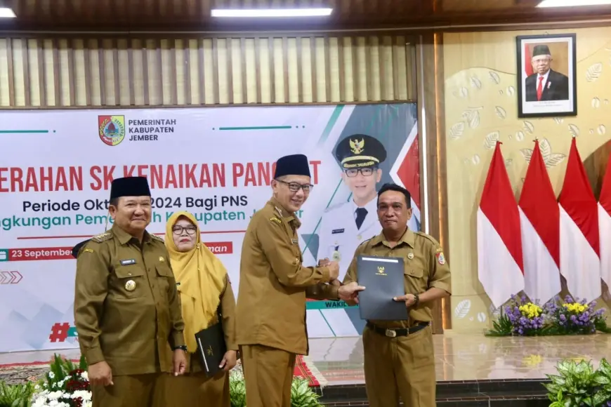 Bupati Jember Serahkan SK Kenaikan Pangkat Periode Oktober Tahun 2024 