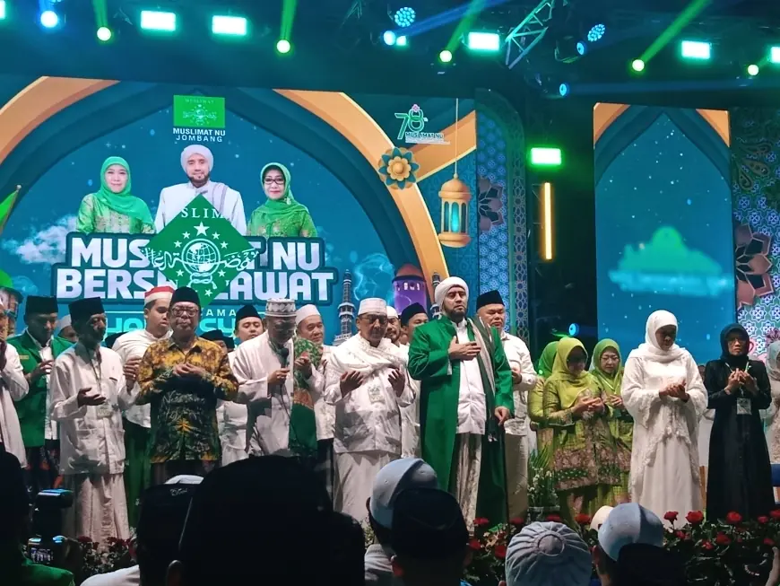 Mengharap Barokah, Ribuan Ibu-Ibu Muslimat NU Sholawat Bersama Habib Syech Di Jombang