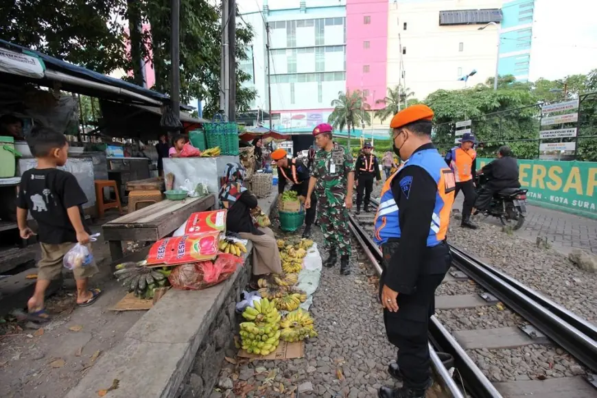 Pasca Insiden Laka 4 Orang Meninggal, KAI Daop 8 Surabaya Sterilisasi Jalur Kereta Api